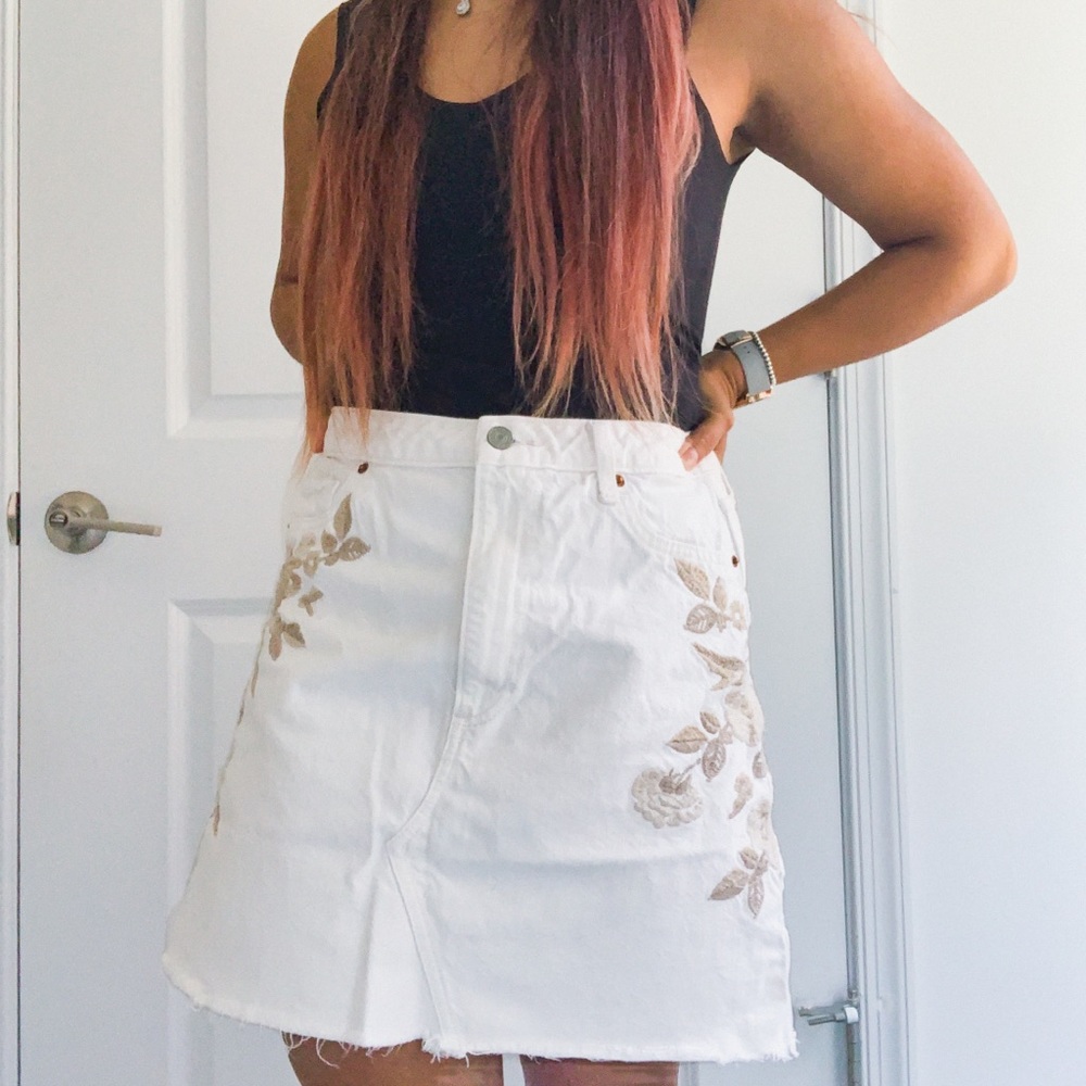 💖A&F💖 || Distressed Embroidered Denim Skirt